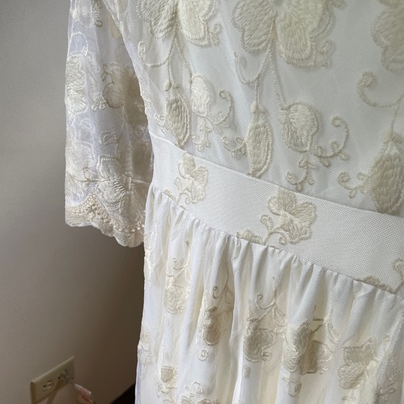 Lace dress - Picture 8 of 10